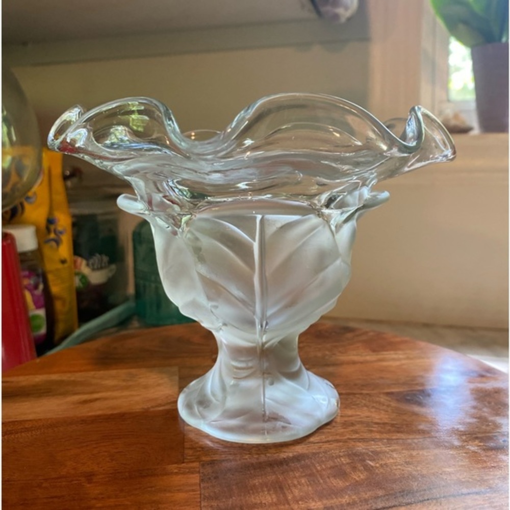 Vintage, Viking Glass,‎ frosted petals, beautiful!